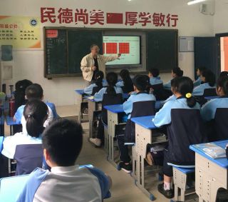 市區(qū)專家親示范 深入交流促成長——南昌市教科所、青云譜區(qū)教研員蒞臨南昌民德學(xué)校示范交流