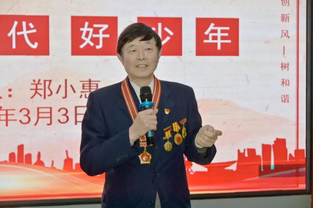 春風(fēng)十里，不如學(xué)雷鋒的你